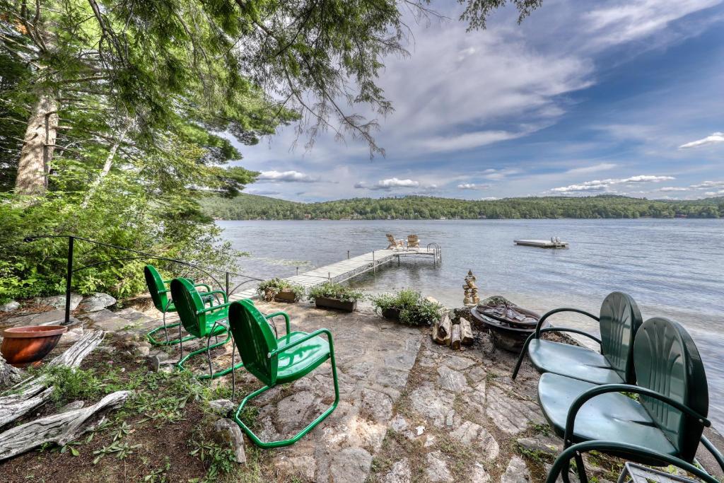 un grupo de sillas sentadas a orillas de un lago en Dreamy Paradise Point, en Brant Lake