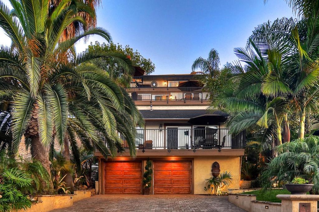 una casa con palmeras delante en North Beach A, en San Clemente