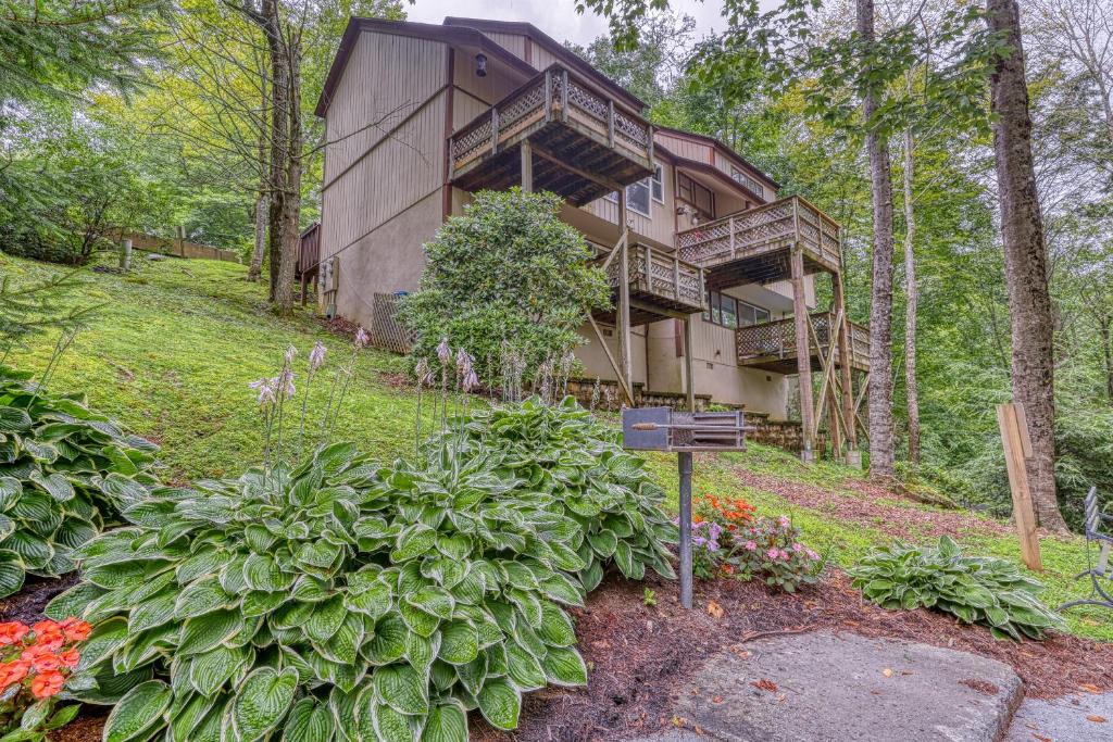 une maison dans les bois avec un panneau devant elle dans l'établissement Hemlock Nob F35, à Sugar Mountain