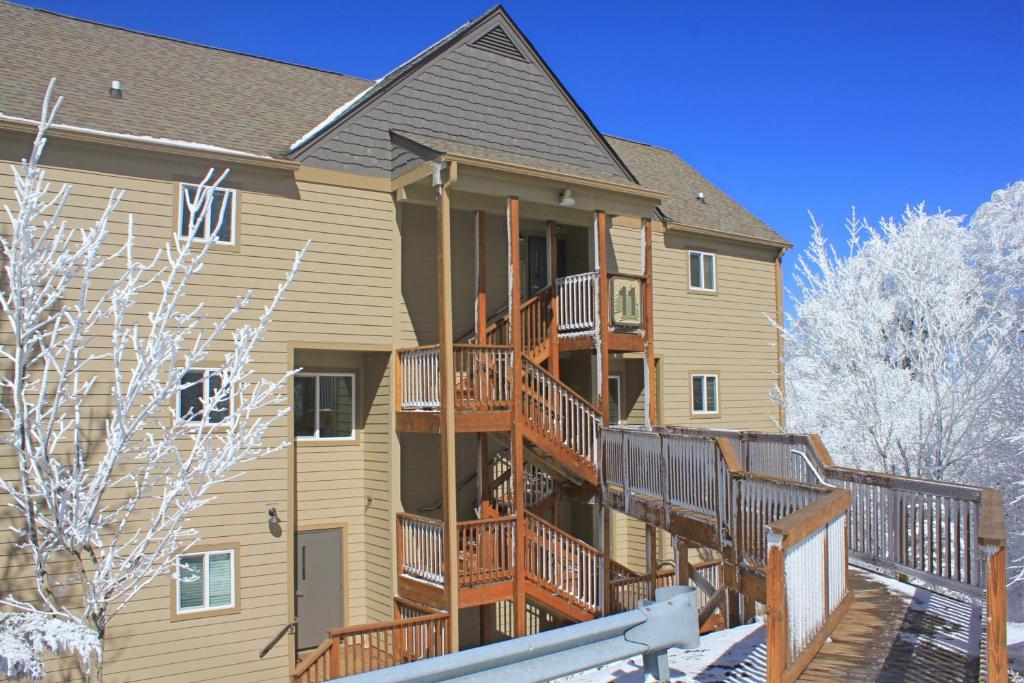 un gran edificio de apartamentos con una gran terraza en Sugar Ski 11-202, en Sugar Mountain