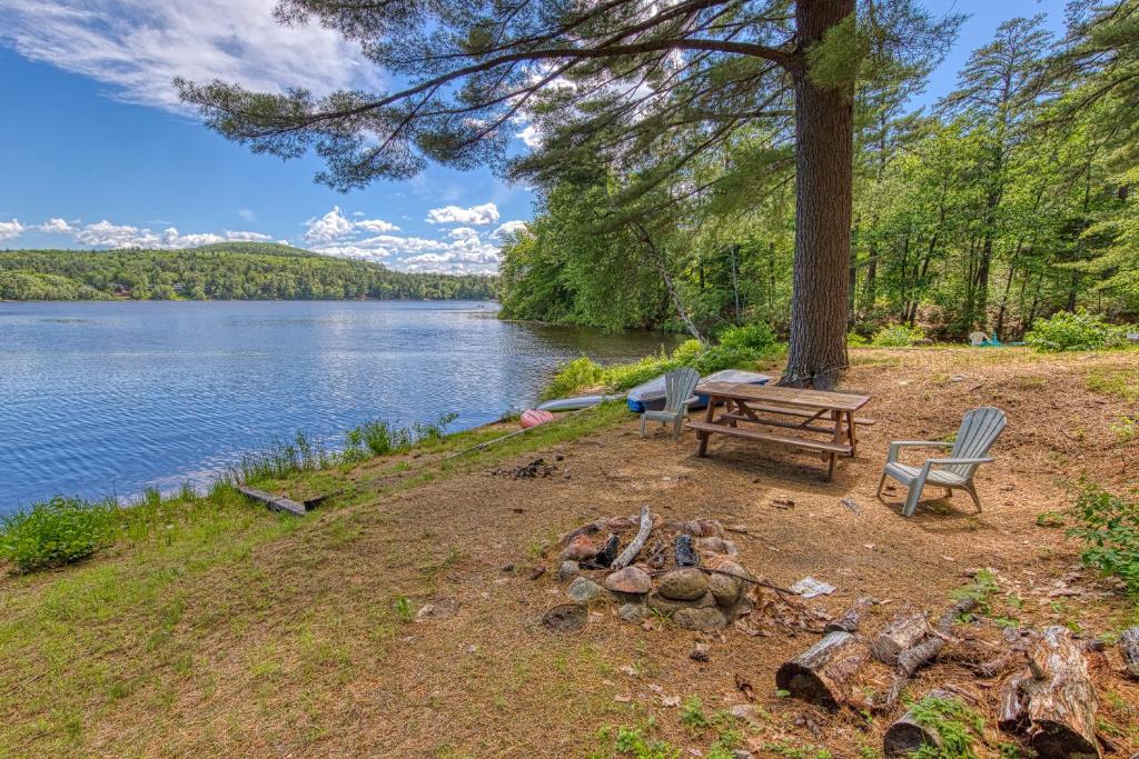 una mesa de picnic y una hoguera junto a un lago en West Main Street, en Conway