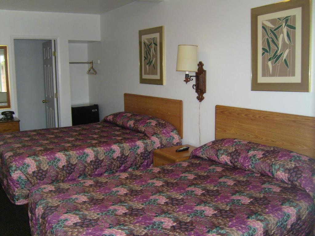 a hotel room with two beds in a room at Cascade City Center Motel in Lebanon