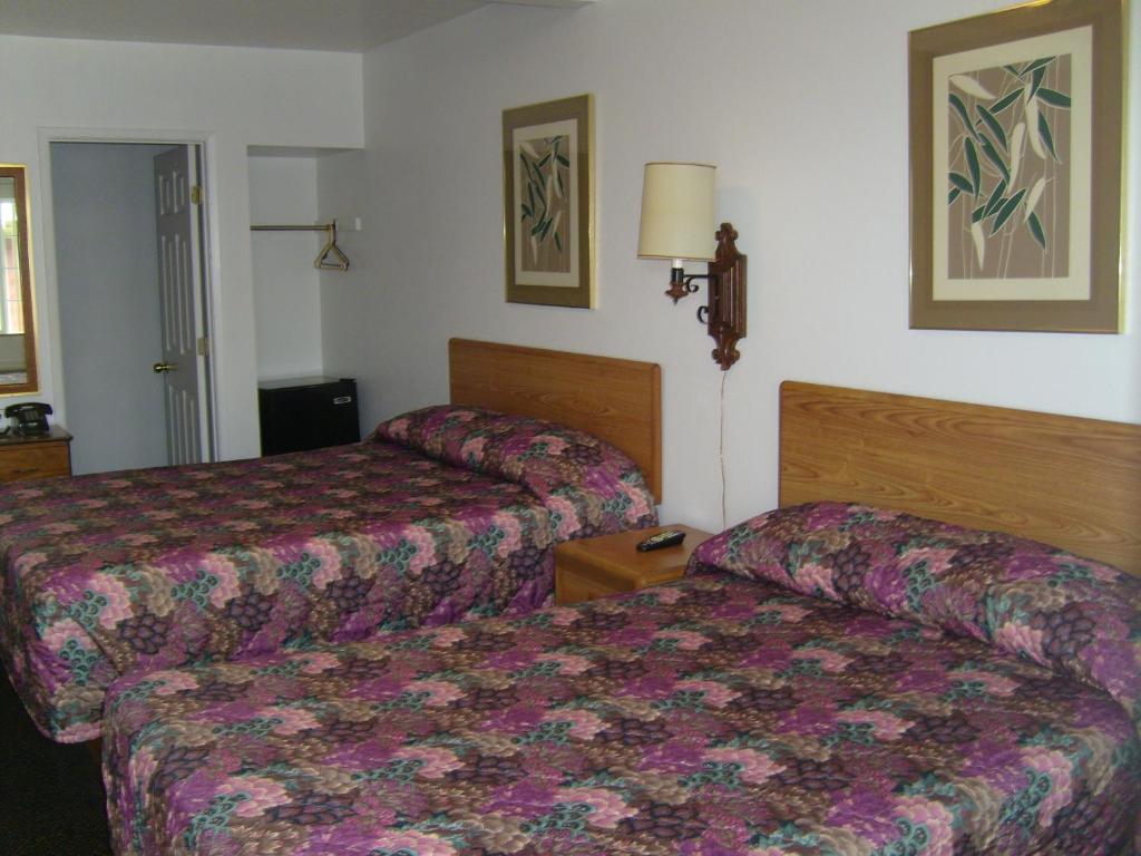Postel nebo postele na pokoji v ubytování Cascade City Center Motel