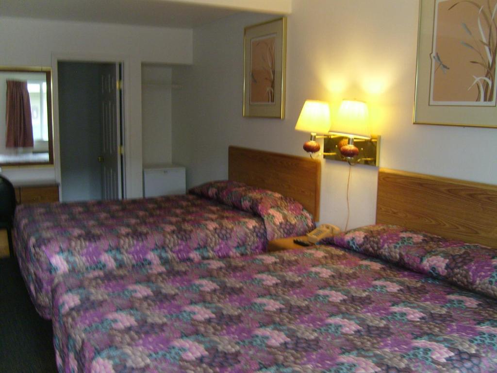 Postel nebo postele na pokoji v ubytování Cascade City Center Motel
