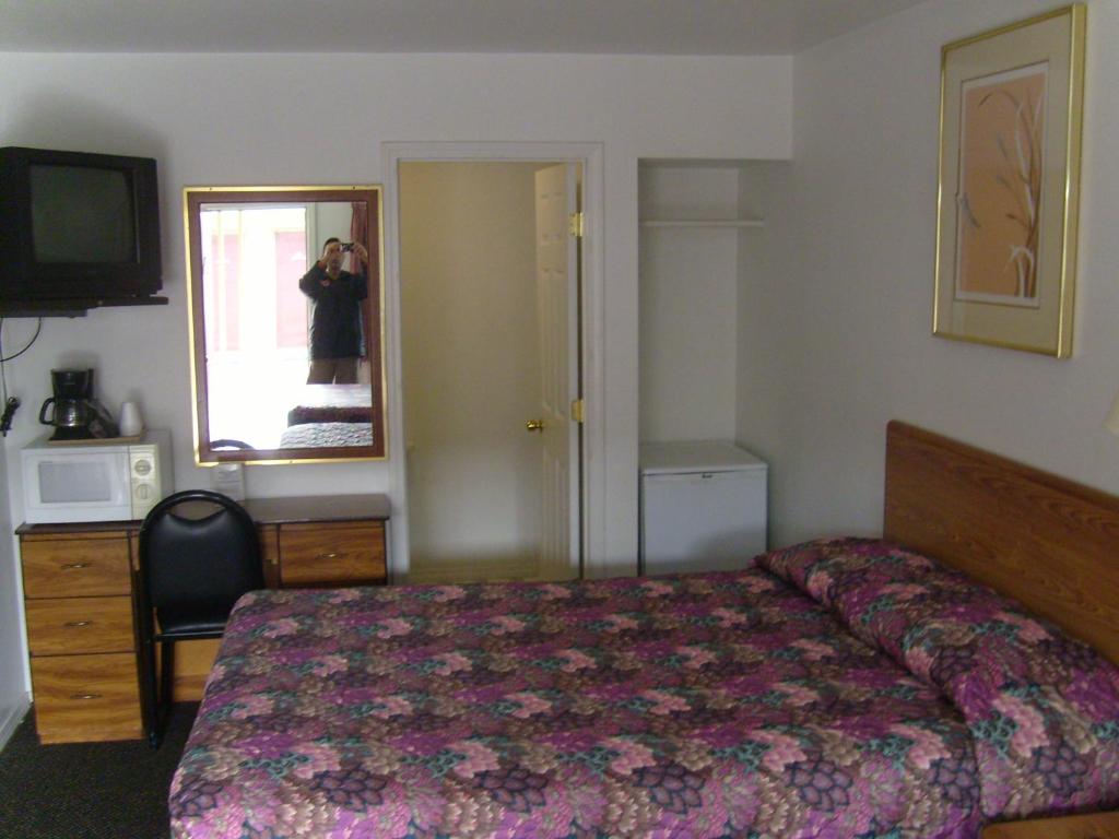 Postel nebo postele na pokoji v ubytování Cascade City Center Motel