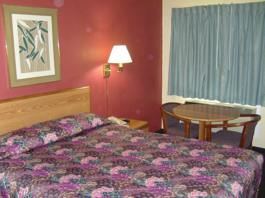 Postel nebo postele na pokoji v ubytování Cascade City Center Motel