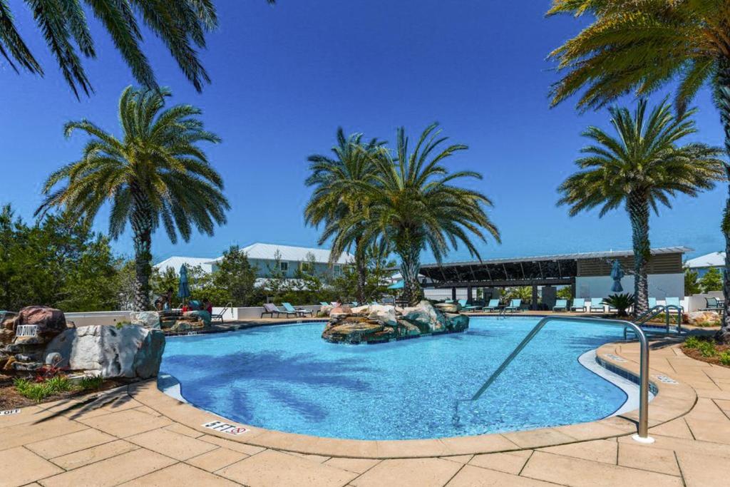 - une piscine avec des palmiers dans un complexe dans l'établissement Blue Mountain Beach 260 Gulfview Cr Highland Park (House), à Santa Rosa Beach