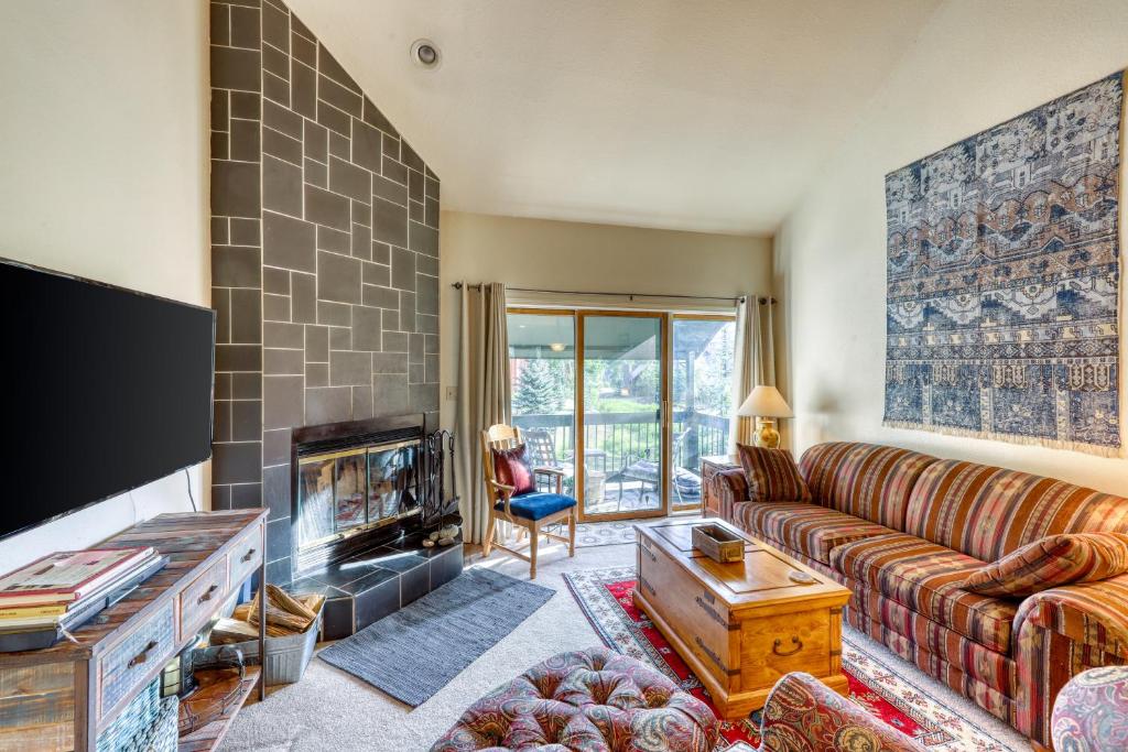 ein Wohnzimmer mit einem Sofa und einem Kamin in der Unterkunft Silverpick in Durango