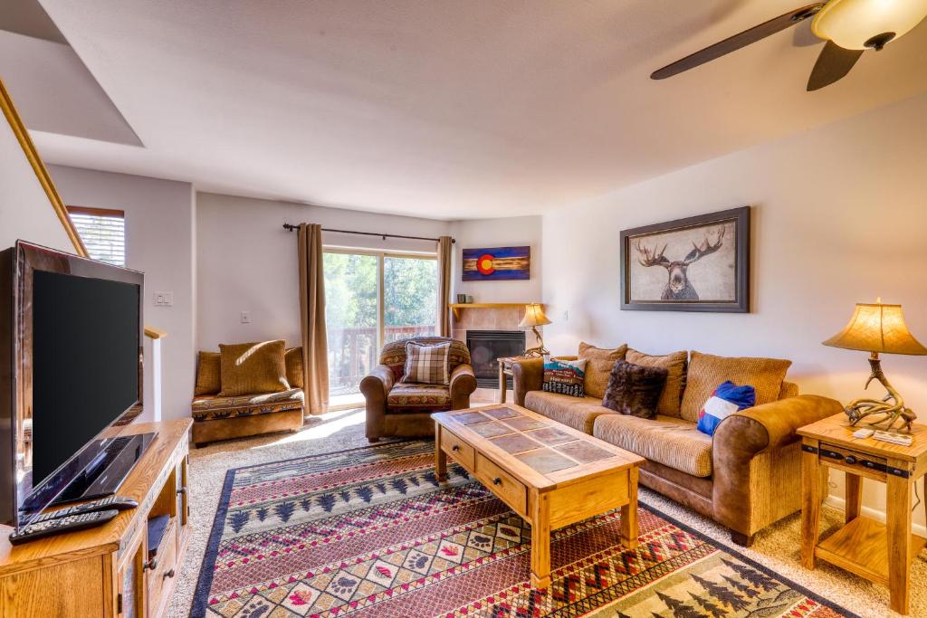 銀座的住宿－Aspen Glen 80，带沙发和电视的客厅