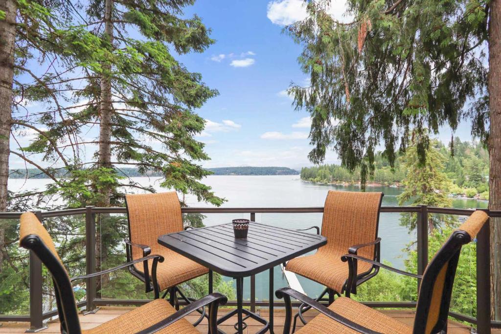 una mesa y sillas en una terraza con vistas al lago en DeJa View, en Hayden