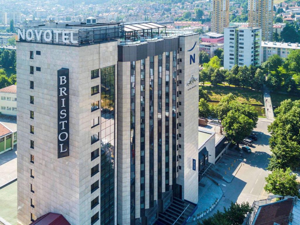 uma vista aérea do hotel e casino avalon em Novotel Sarajevo Bristol em Sarajevo