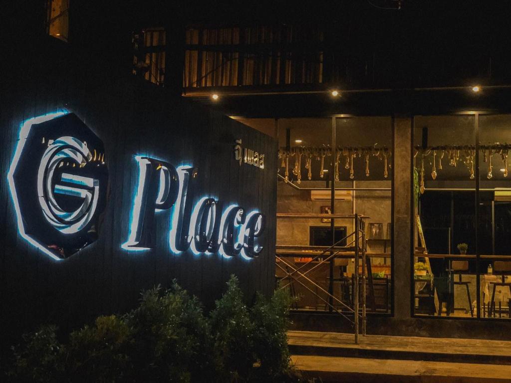 una señal para una pizzería por la noche en G Place, en Sai Yok