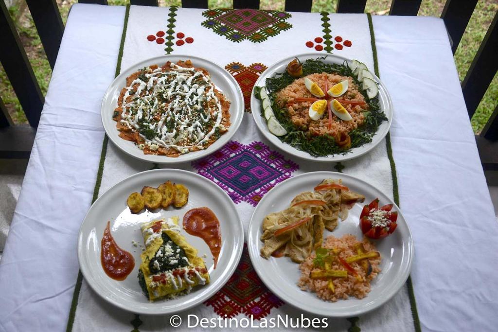 Opciones de comida o cena disponibles para los clientes de Ciudad de Las Rocas