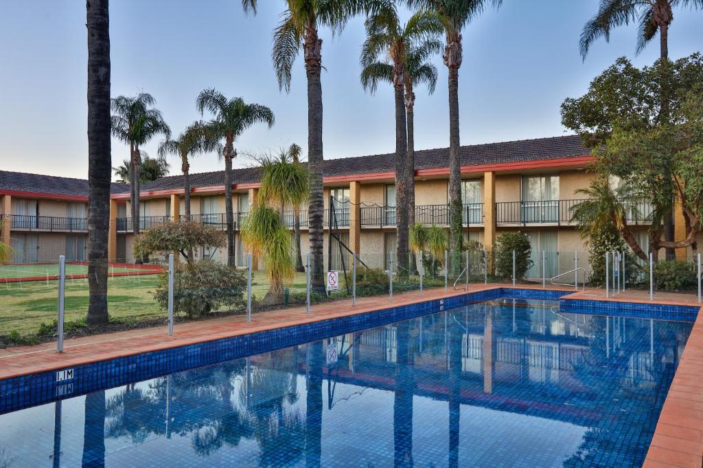 Bazén v ubytování Mildura Inlander Resort nebo v jeho okolí