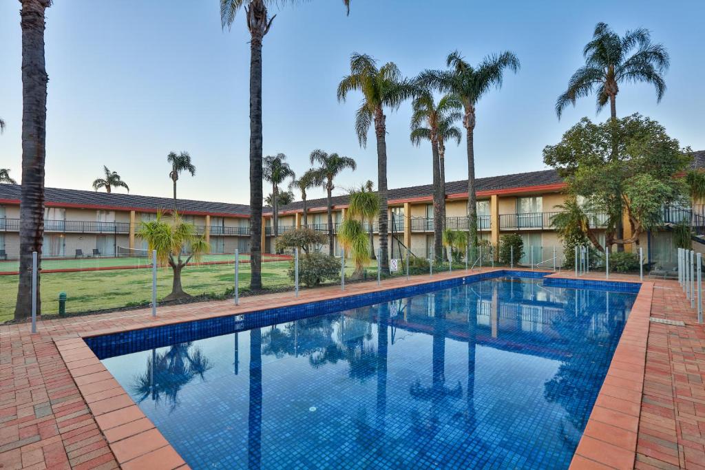 Bazén v ubytování Mildura Inlander Resort nebo v jeho okolí