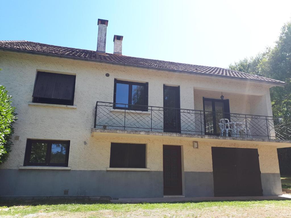 Cette maison ancienne dispose d'un balcon et d'une terrasse couverte. dans l'établissement Location de vacances à Gourdon en Bouriane (46), à Gourdon