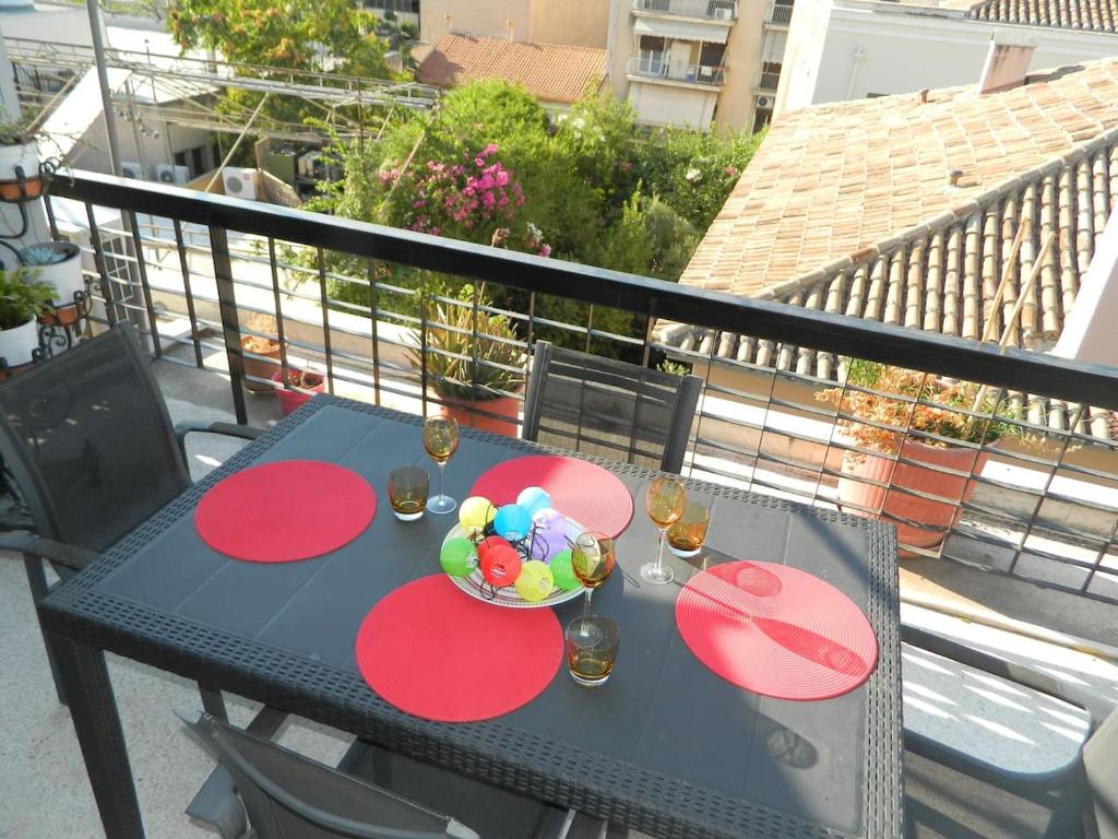 アテネにあるSo Athens - Charming 1BD flat, Large terrace, Acropolis viewのバルコニーにテーブルとお菓子