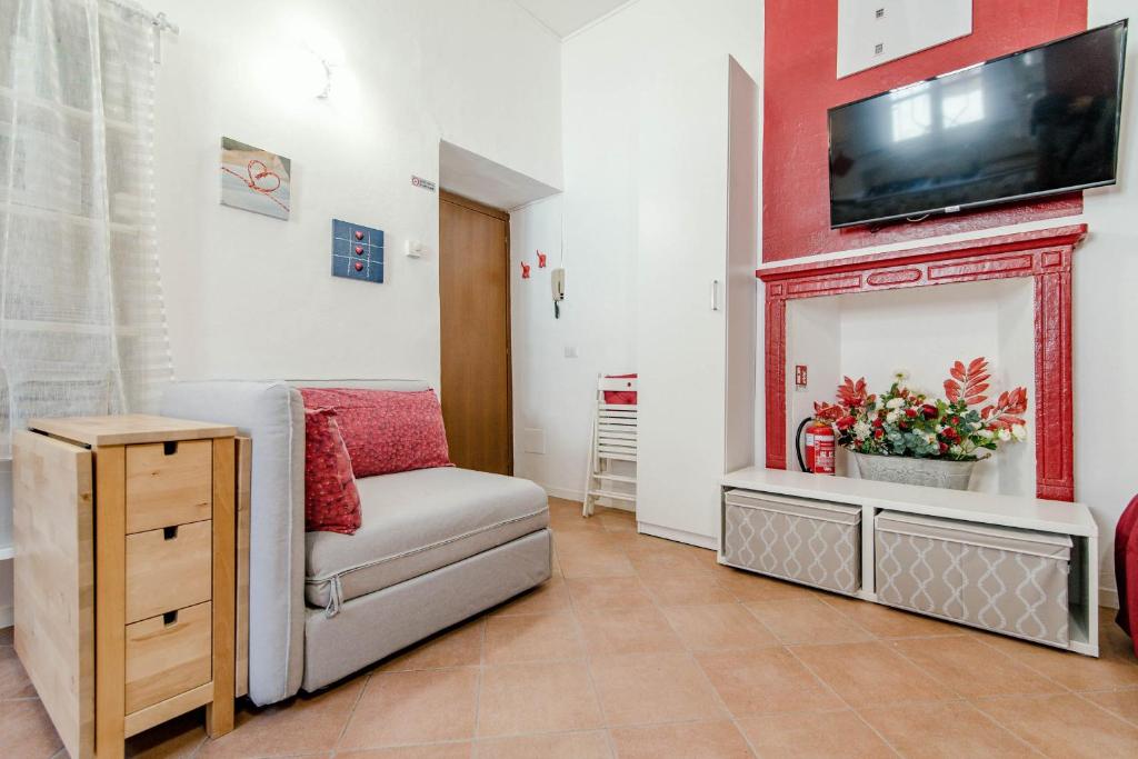 un soggiorno con divano e TV a parete di Red Passion a Cernobbio