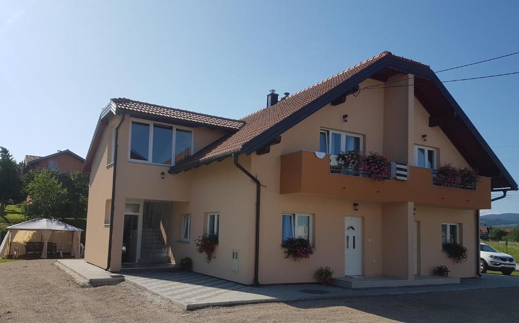 una casa con due balconi sul lato di Neda Holiday House a Grabovac