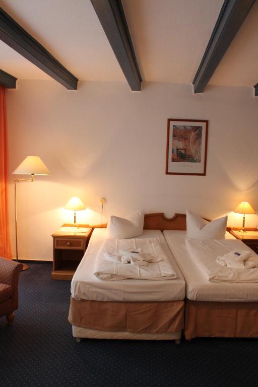Postel nebo postele na pokoji v ubytování Hotel Zum Strand