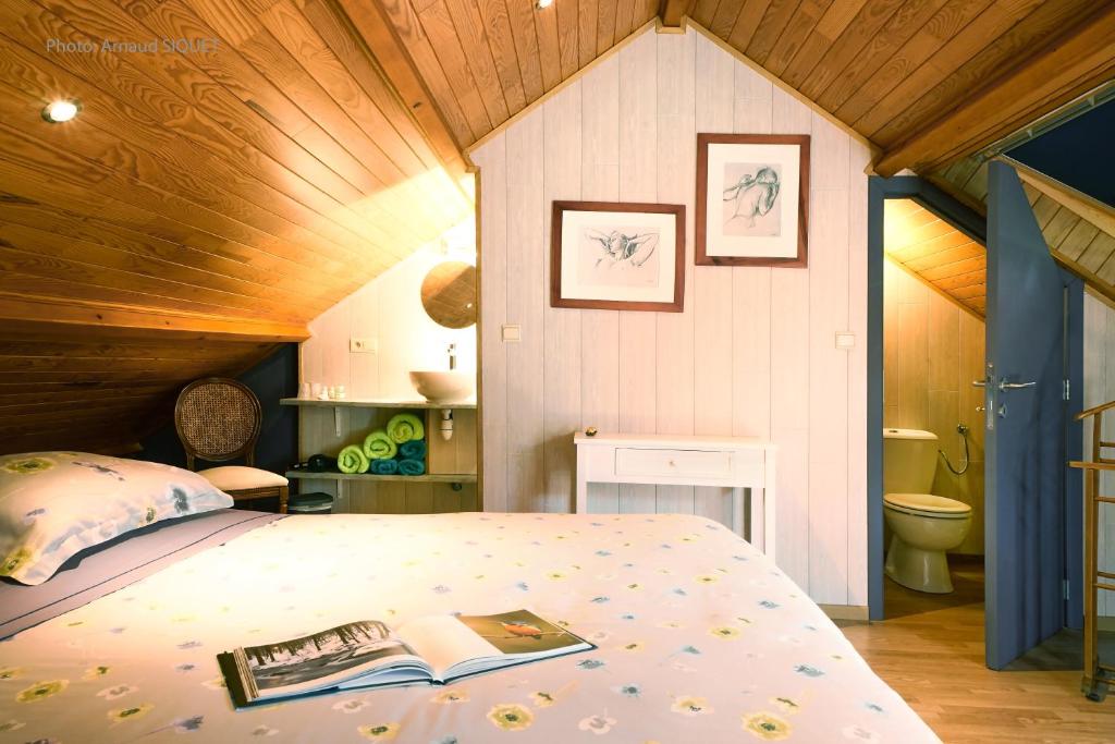 Postel nebo postele na pokoji v ubytování Le jardin des Biches
