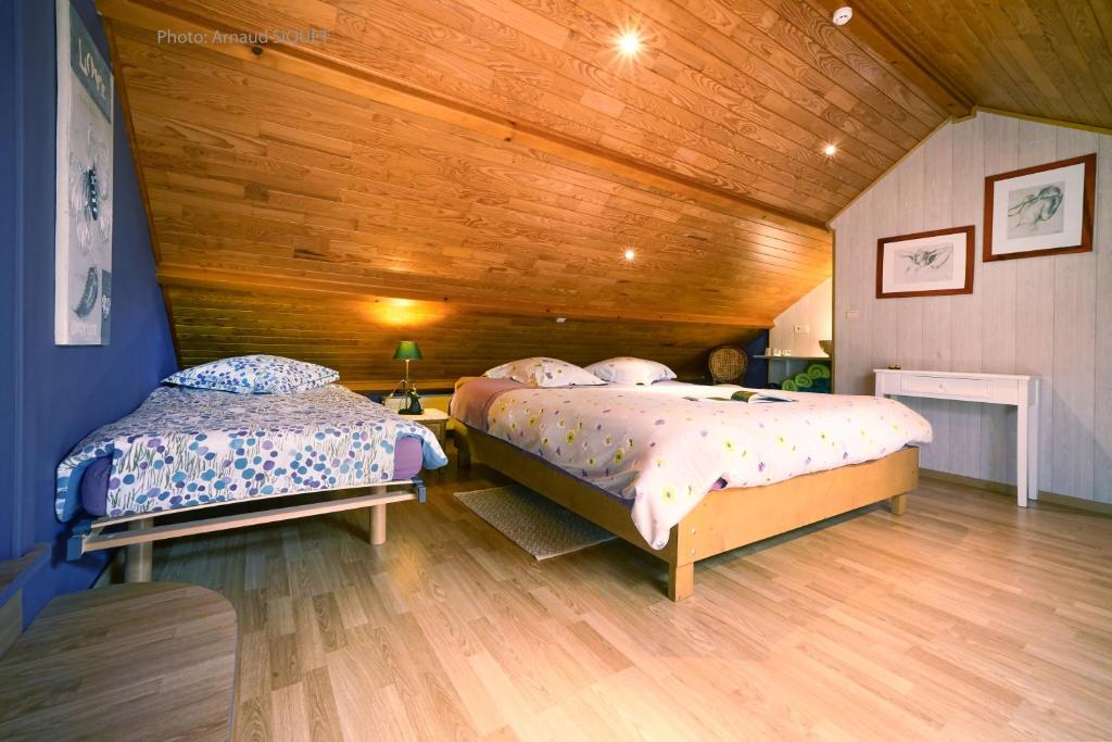 Postel nebo postele na pokoji v ubytování Le jardin des Biches
