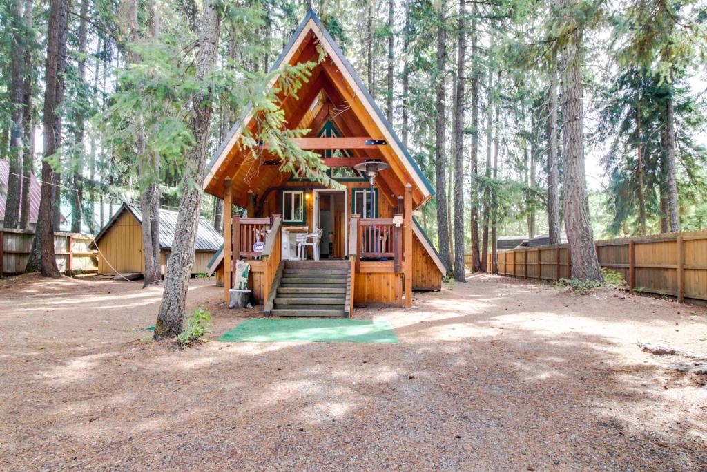 ein kleines Blockhaus inmitten eines Waldes in der Unterkunft Cabin in the Woods in Cabin Creek