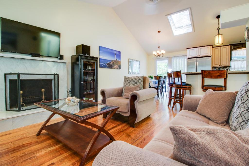 uma sala de estar com um sofá e uma lareira em Bright Grove em Oak Bluffs