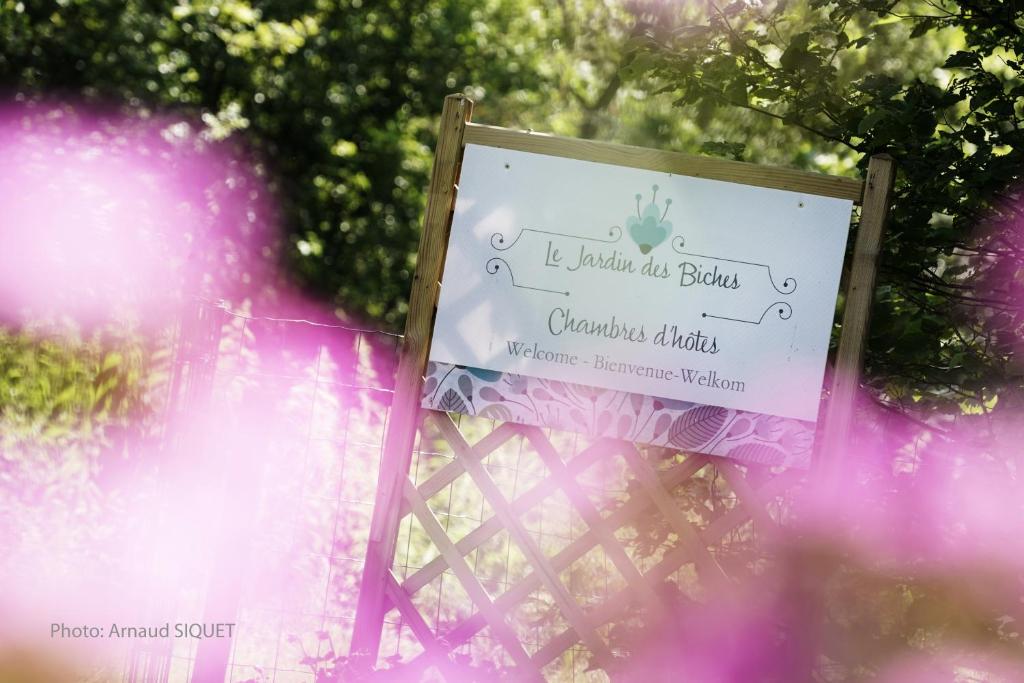 una señal para un club de jardín con flores púrpuras en Le jardin des Biches en Somme-Leuze