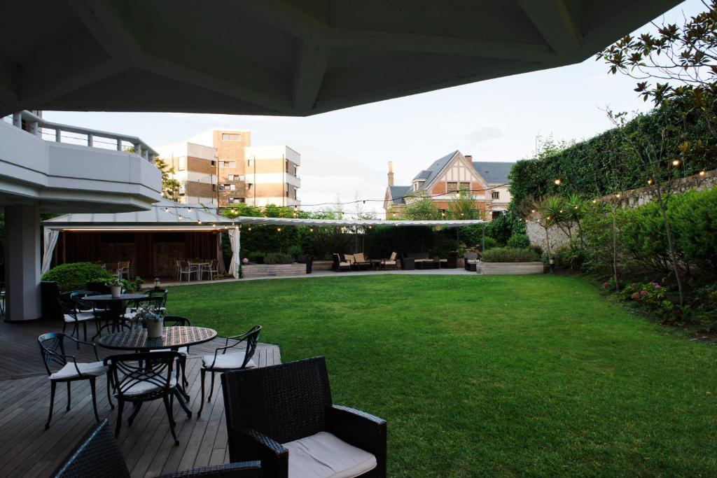 A garden outside Gran Hotel Victoria