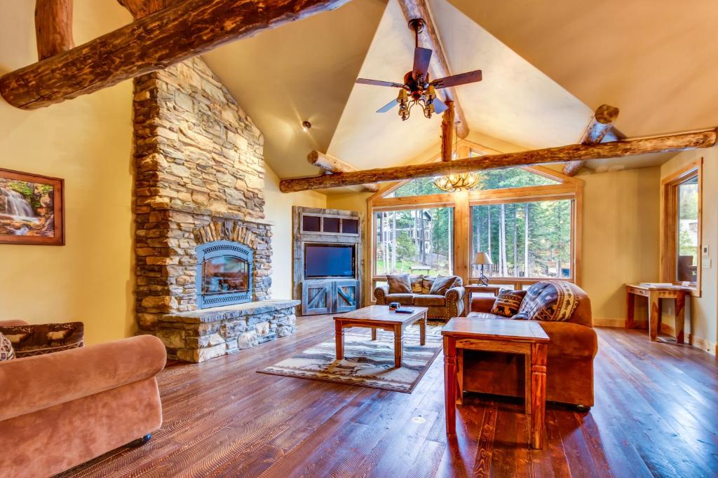 a living room filled with furniture and a stone fireplace at Moose Jaw Retreat in Vista