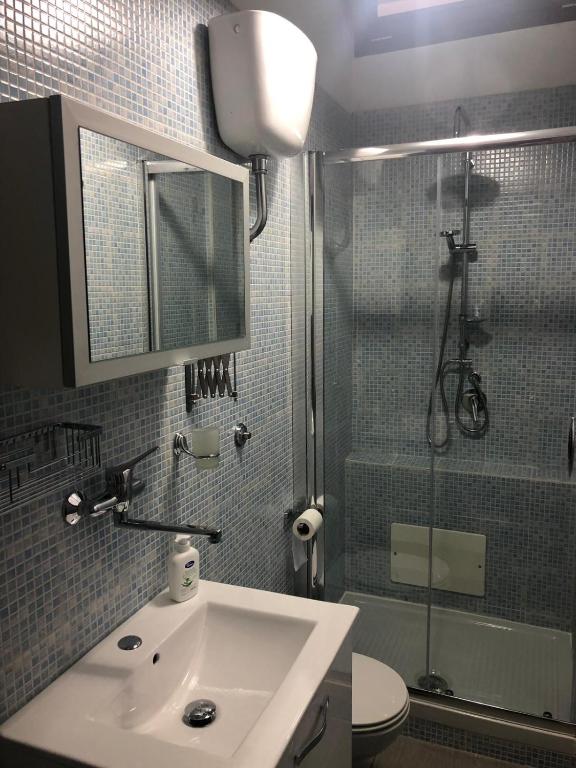 łazienka z umywalką, prysznicem i toaletą w obiekcie Casa Ary w mieście Frattamaggiore