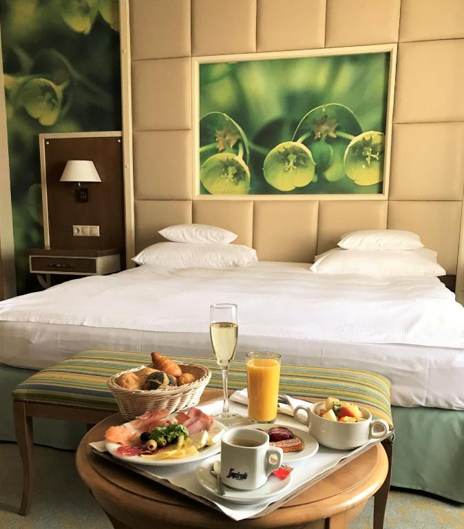 Postel nebo postele na pokoji v ubytování Hotel Sonnenhof