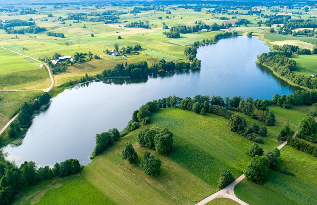 uma vista aérea de um lago no campo em Mały Kaletnik em Kaletnik