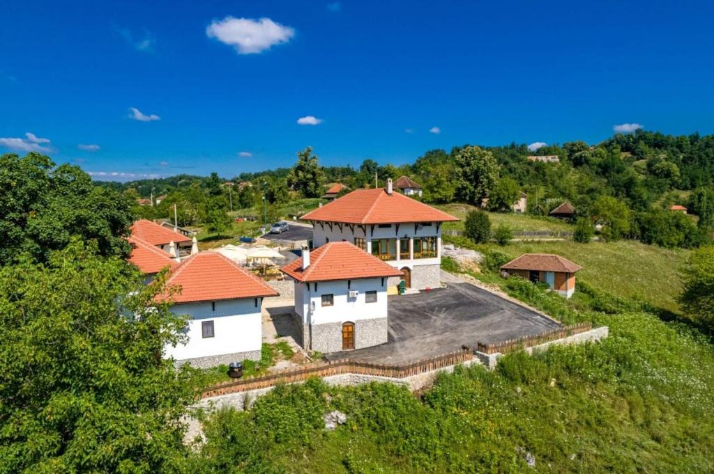 una vista aerea di una casa con tetti arancioni di Etno selo Lelić a Valjevo