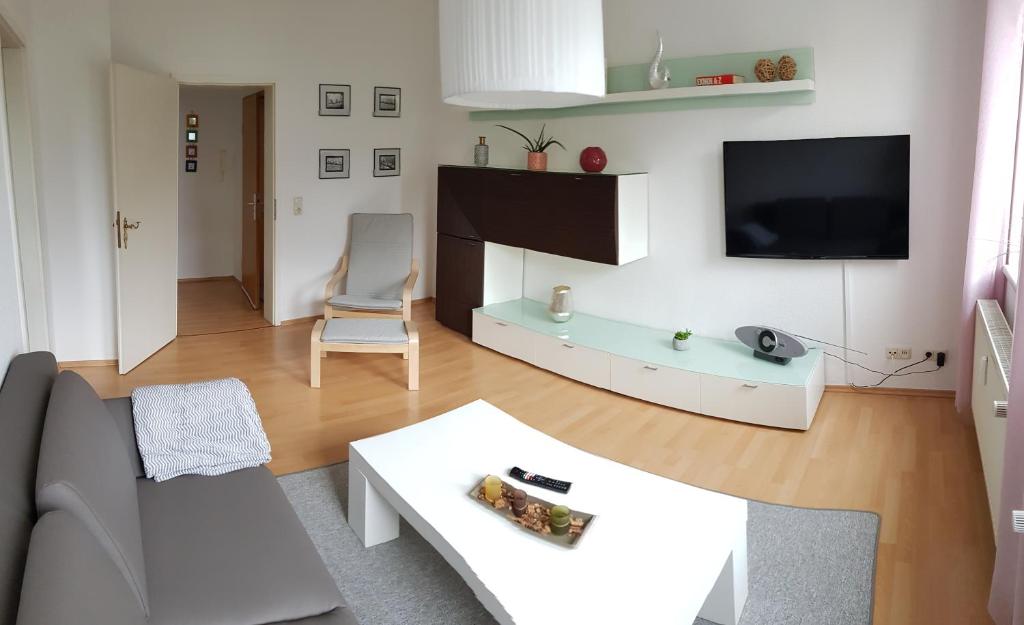 a living room with a couch and a tv at Ferienwohnung klein Treben in Fockendorf