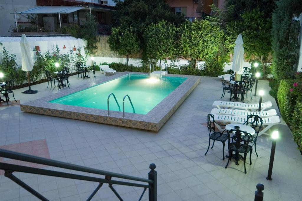 Bazén v ubytování Hotel Bakos nebo v jeho okolí