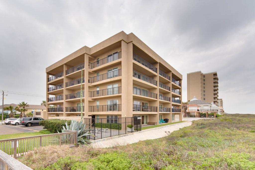 apartamentowiec na plaży z parkingiem w obiekcie Seagull Condominiums w mieście South Padre Island