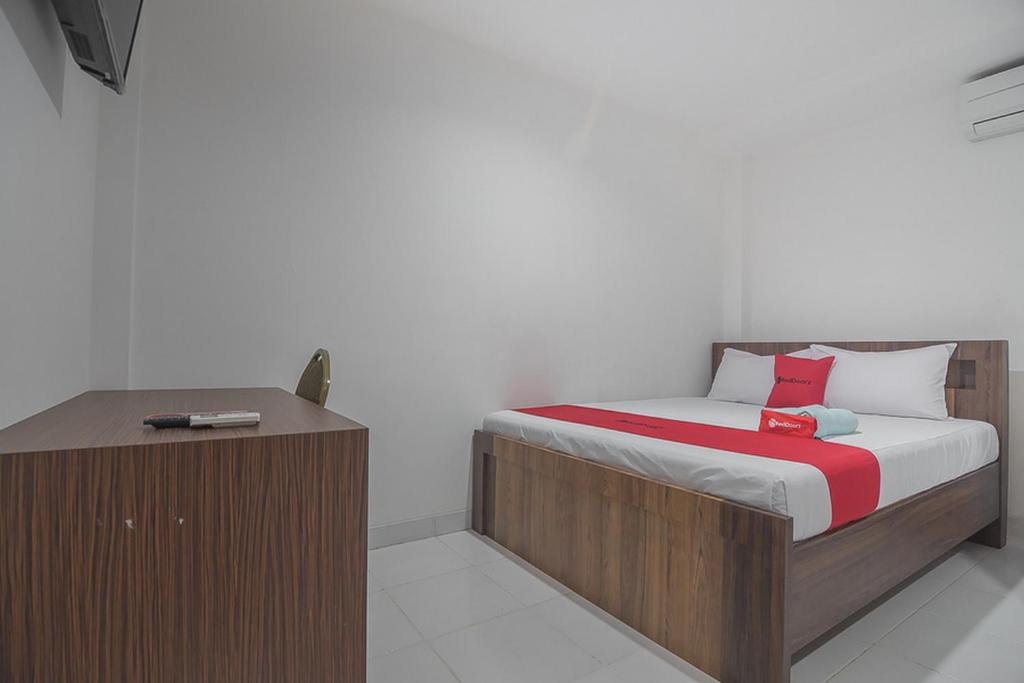 Postel nebo postele na pokoji v ubytování RedDoorz near Living Plaza Balikpapan