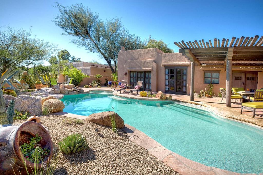 una piscina frente a una casa en The Boulders, en Carefree