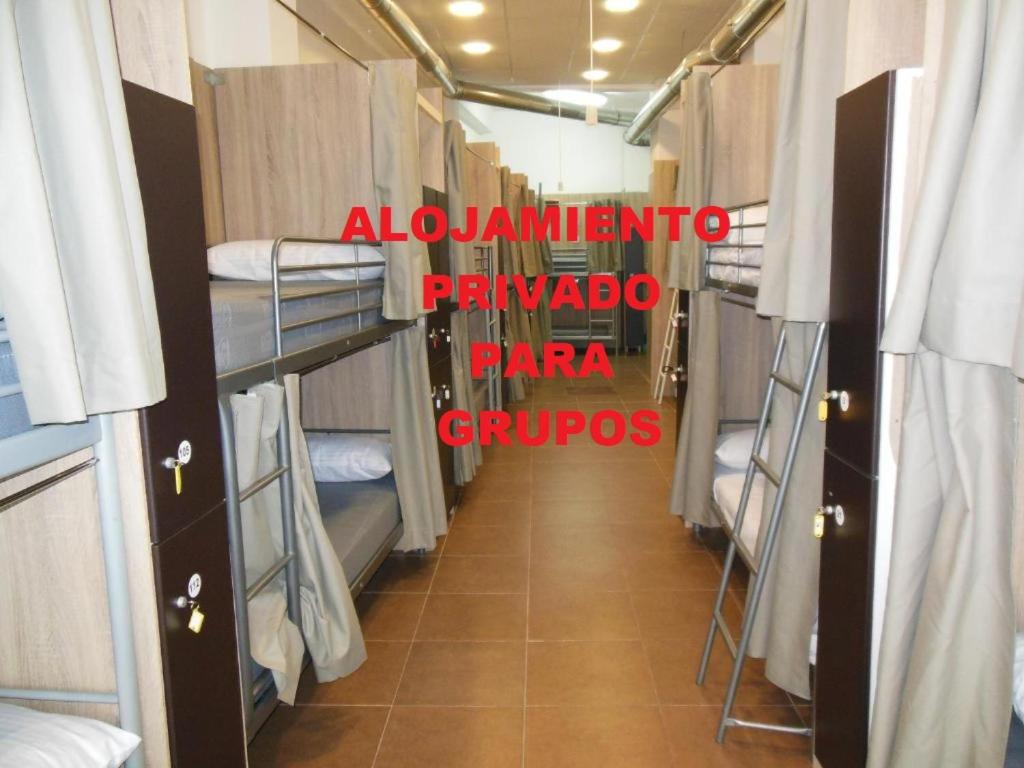 um corredor de um dormitório com beliches em better Oh! em Valência