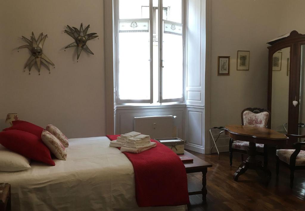 1 dormitorio con cama, mesa y ventana en Châtel Rose, en Blois