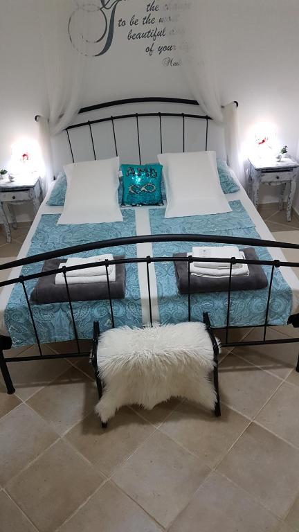 Postel nebo postele na pokoji v ubytování AMD Infinity Suites