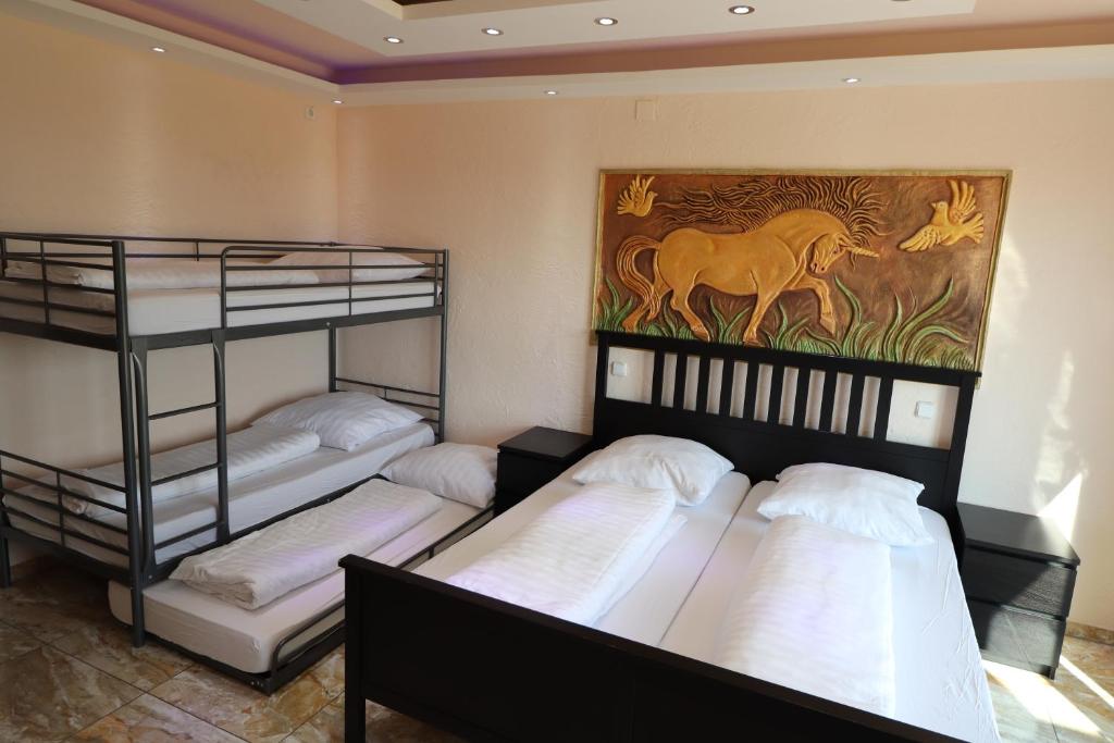 Postel nebo postele na pokoji v ubytování Hotel Babylon am Europa-Park