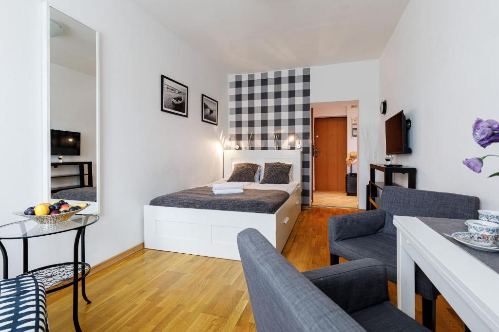 1 dormitorio con 1 cama y sala de estar en Apartament Przytulny Centrum 150m od dworca głównego PKP, en Gdansk