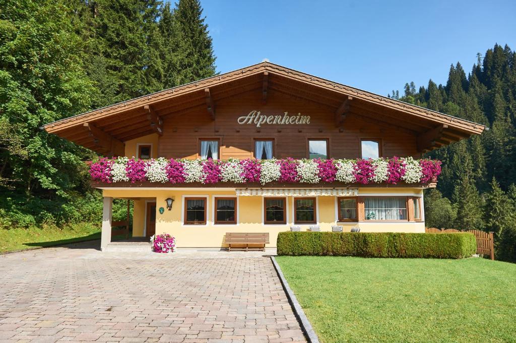 un edificio con flores en la parte delantera en Haus Alpenheim en Flachau