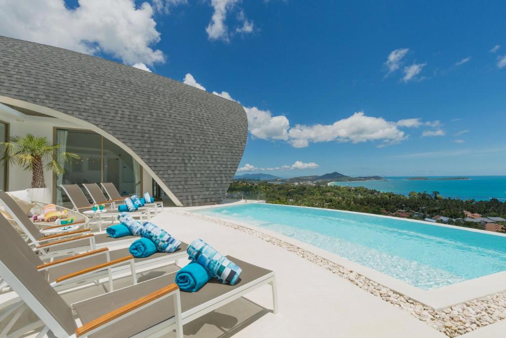 uma villa com piscina e um resort em Villa Cocoon em Chaweng Noi Beach