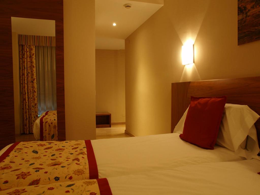 Ein Bett oder Betten in einem Zimmer der Unterkunft Hotel Guillem &amp; Spa