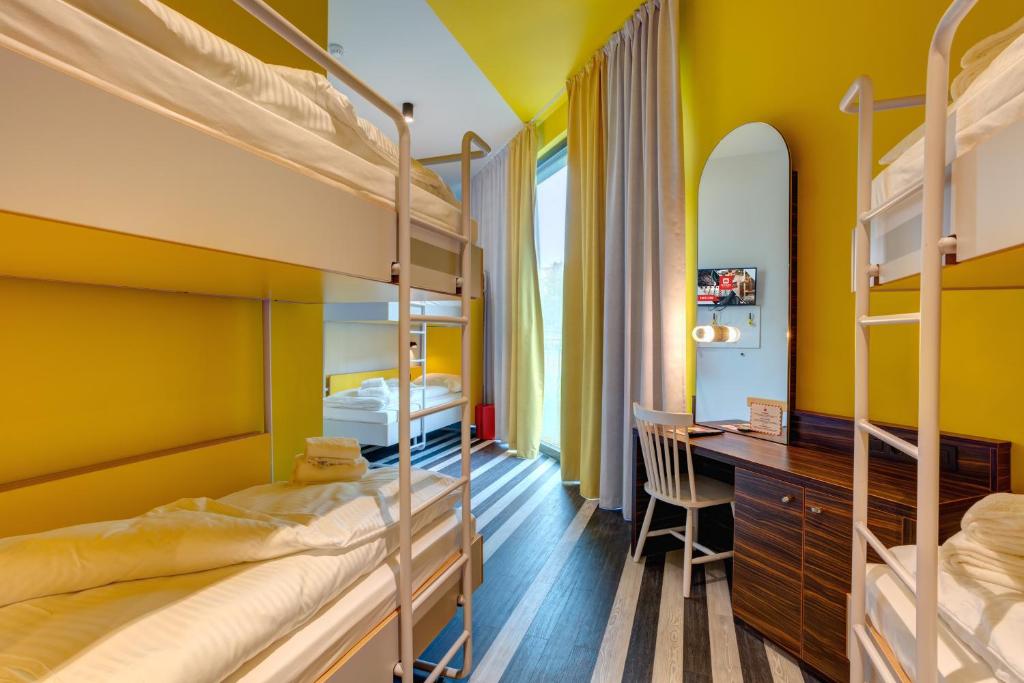 Postel nebo postele na pokoji v ubytování MEININGER Hotel Bruxelles Gare du Midi