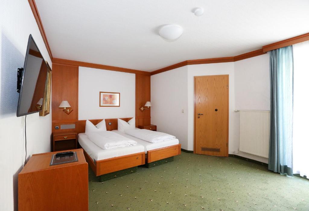 Postel nebo postele na pokoji v ubytování Arthotel ANA Goggl